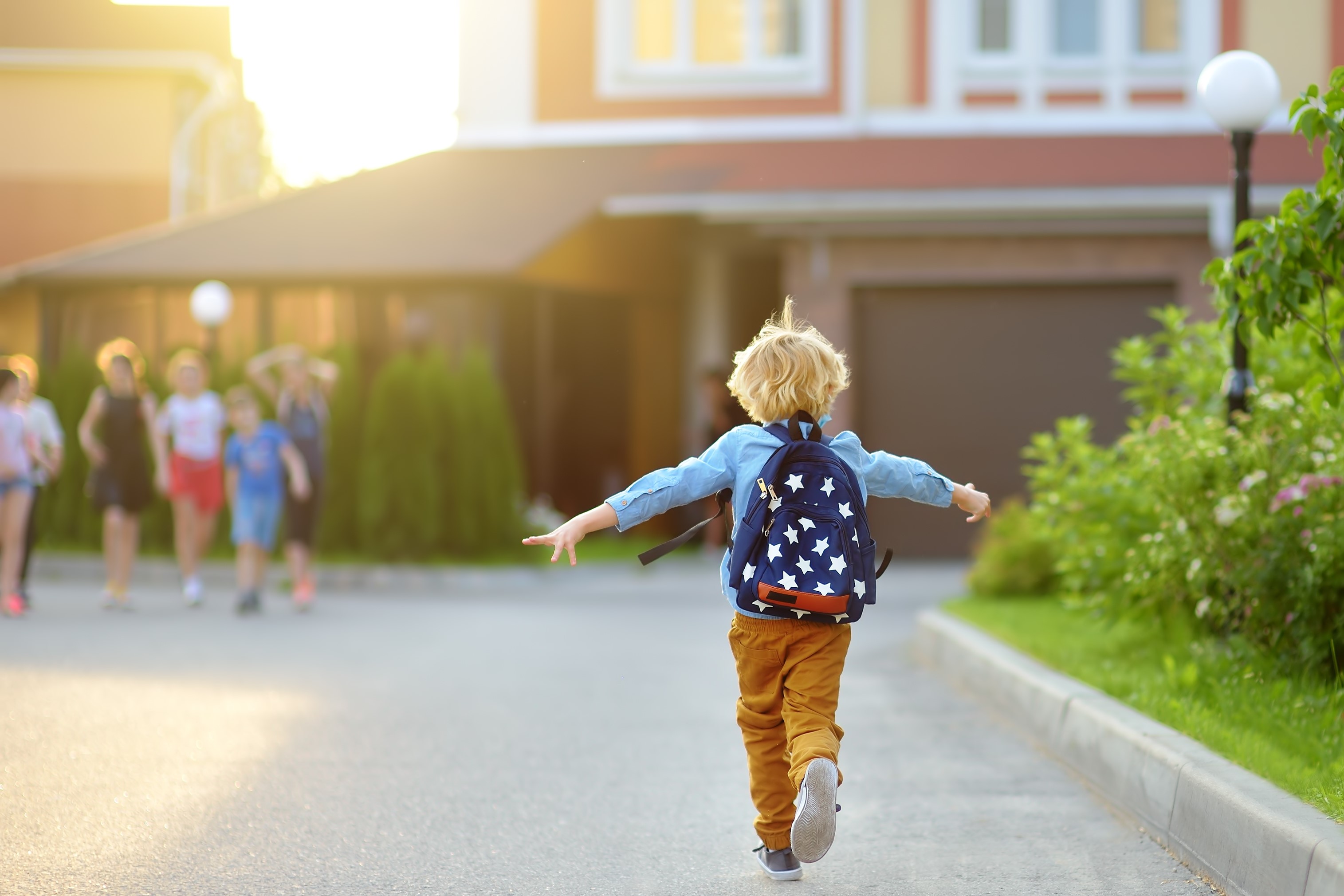 empty-wooden-table-space-platform-and-blurry